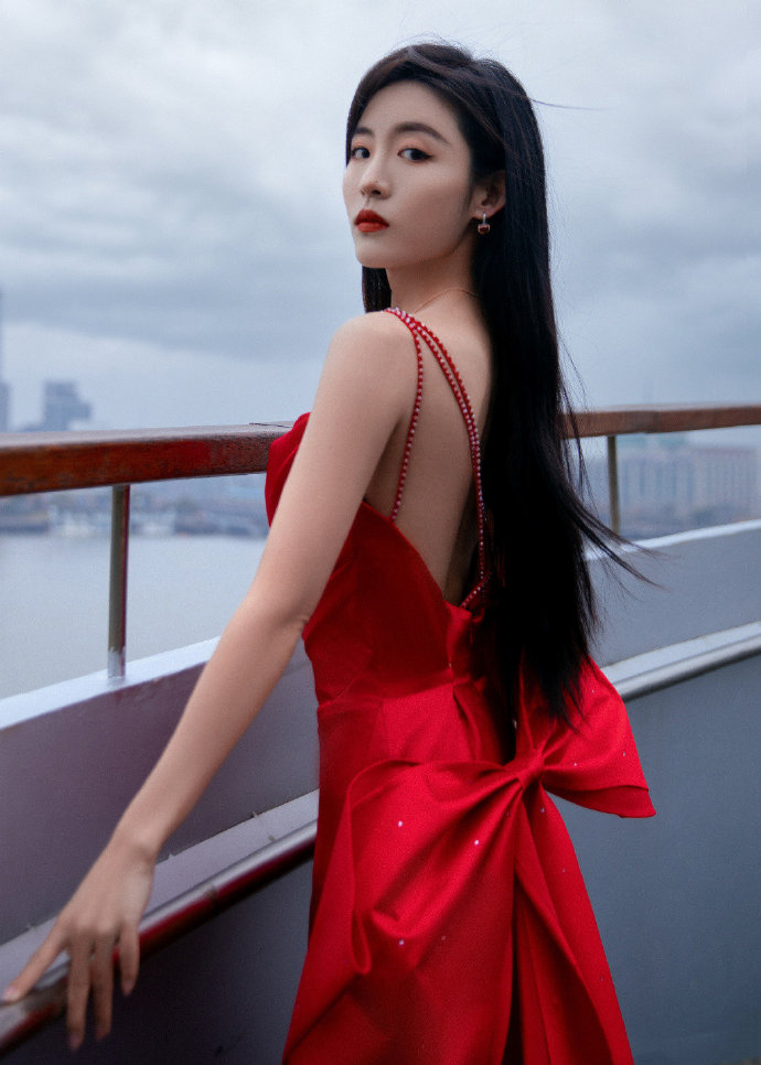 孙芮,一袭红装明媚优雅,露背蝴蝶红裙尽显时尚气息