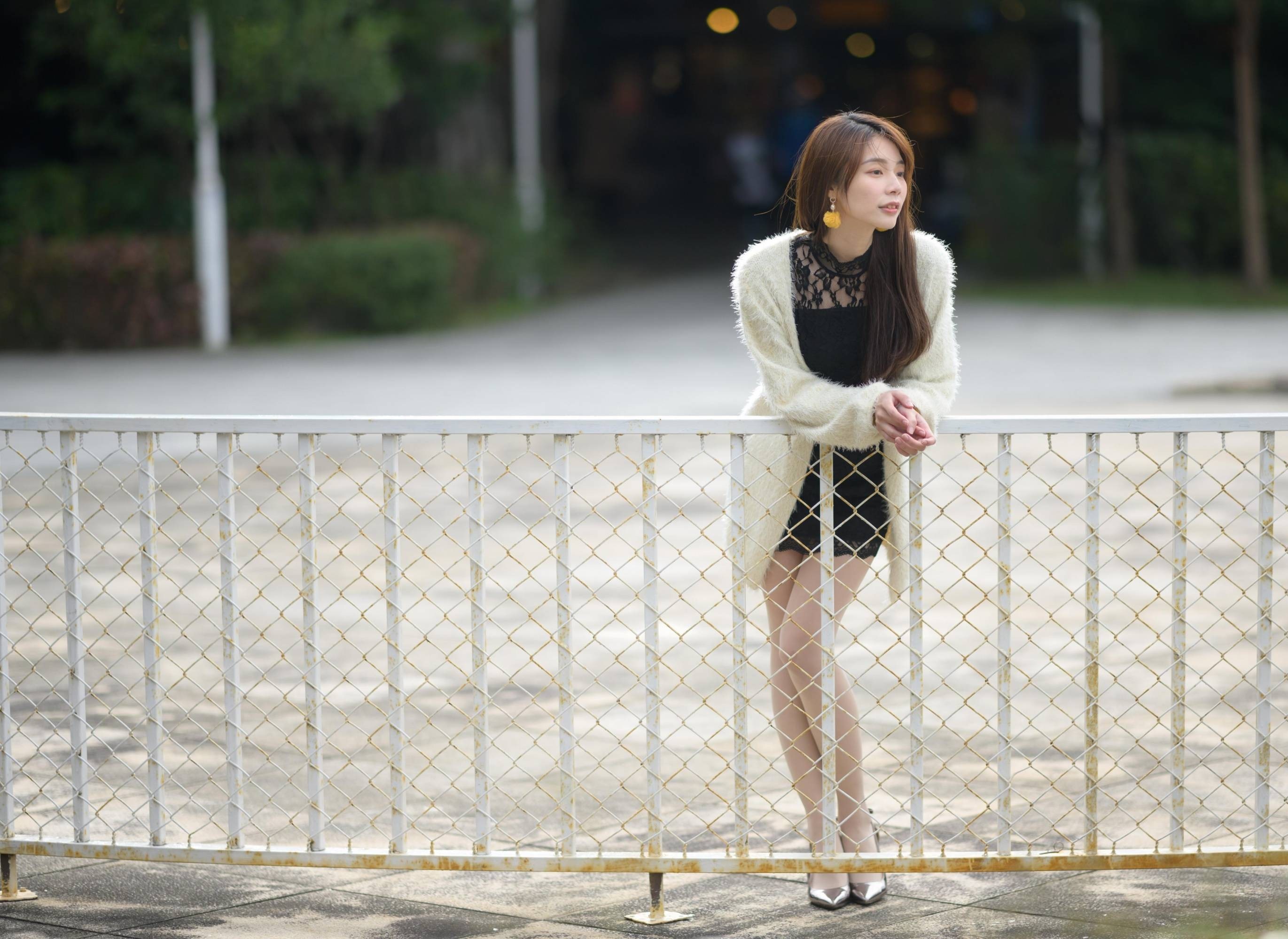 穿黑色蕾丝短裙的长发美女