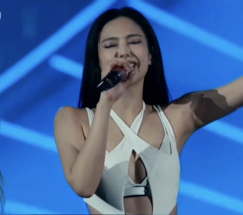 blackpink|jennie 科切拉舞台大秀身材,这周是性感小野猫吧