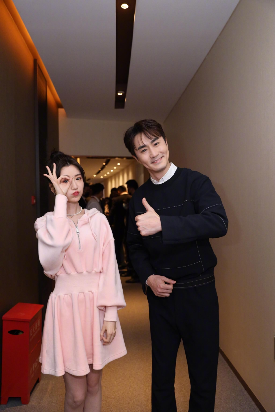 组图:毛晓彤杨玏微博扫楼合体营业 连互怼都默契十足