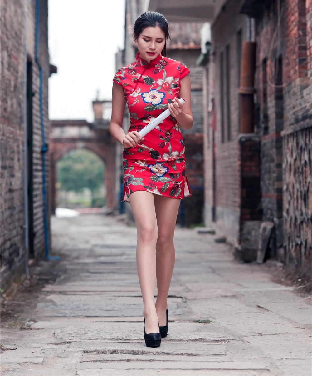 街拍:穿红色旗袍的小姐姐,配上一双黑色漆皮高跟鞋靓丽吸睛