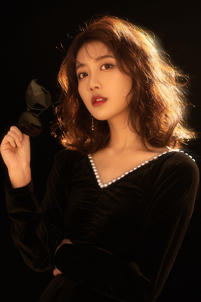 李艺彤生日写真氛围感拉满 黑裙红唇尽显复古摩登