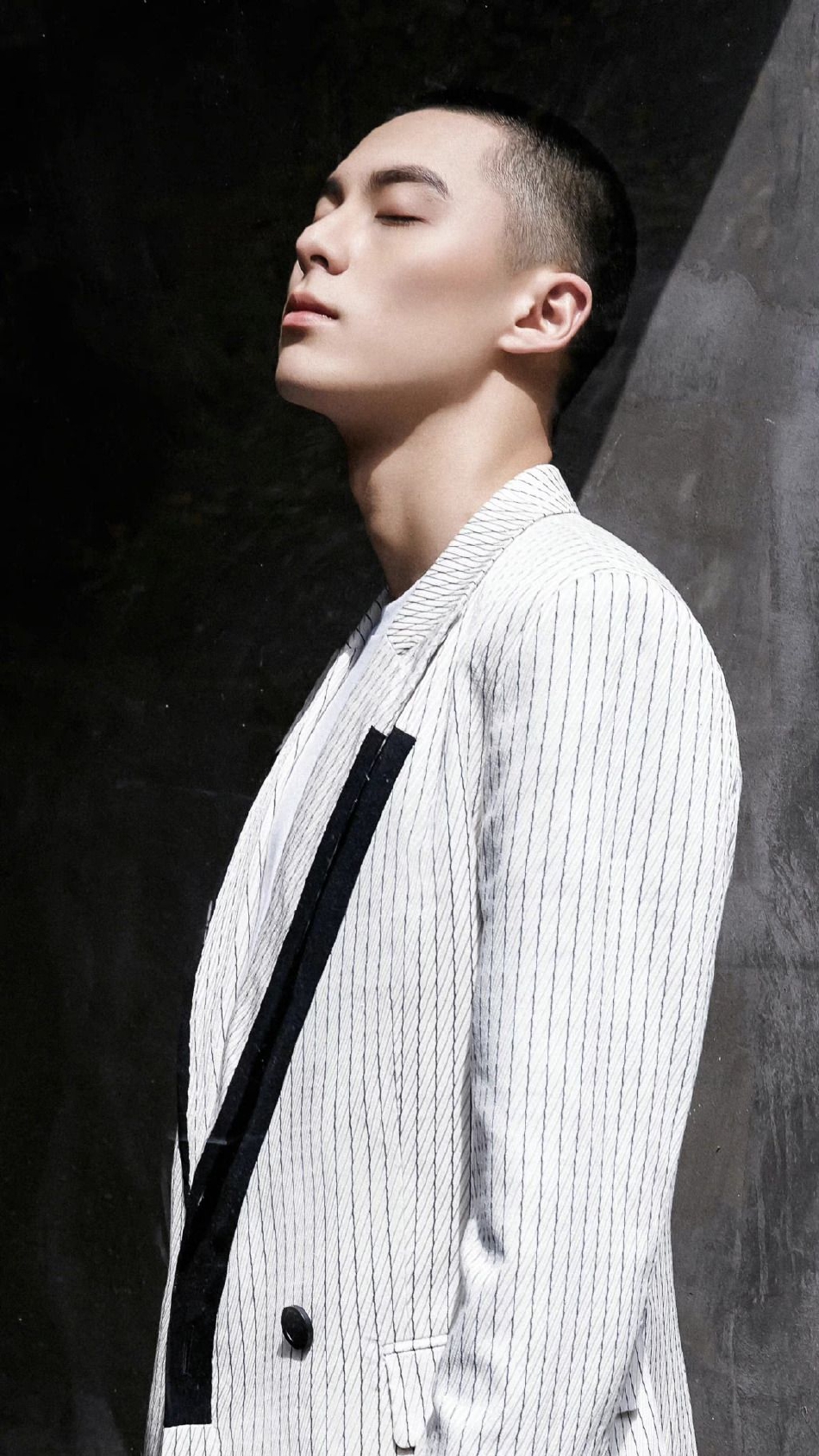 组图:王鹤棣寸头写真旧照曝光 五官立体痞帅十足