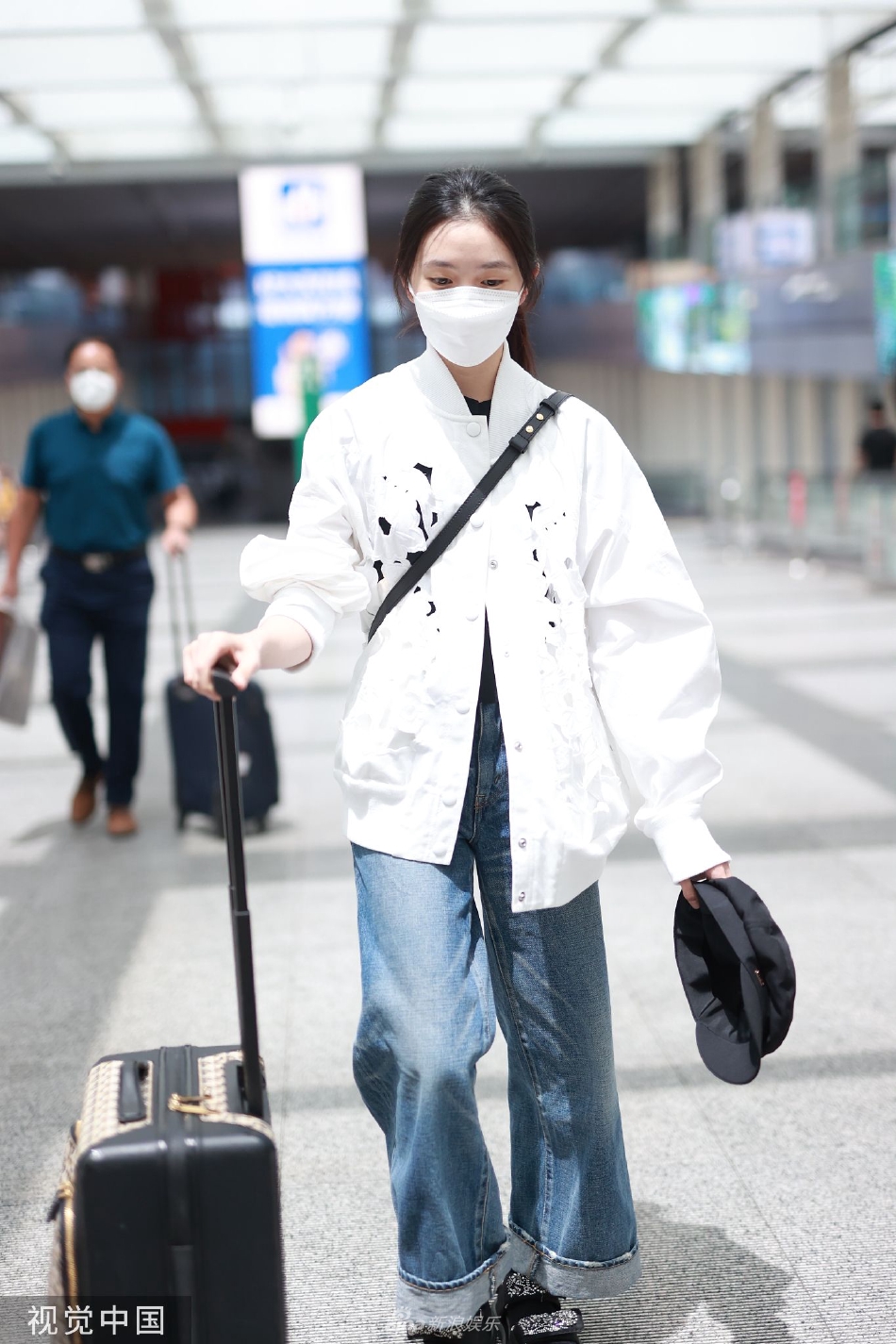 组图:刘浩存身穿白色夹克干净清爽 低马尾搭牛仔裤随意休闲