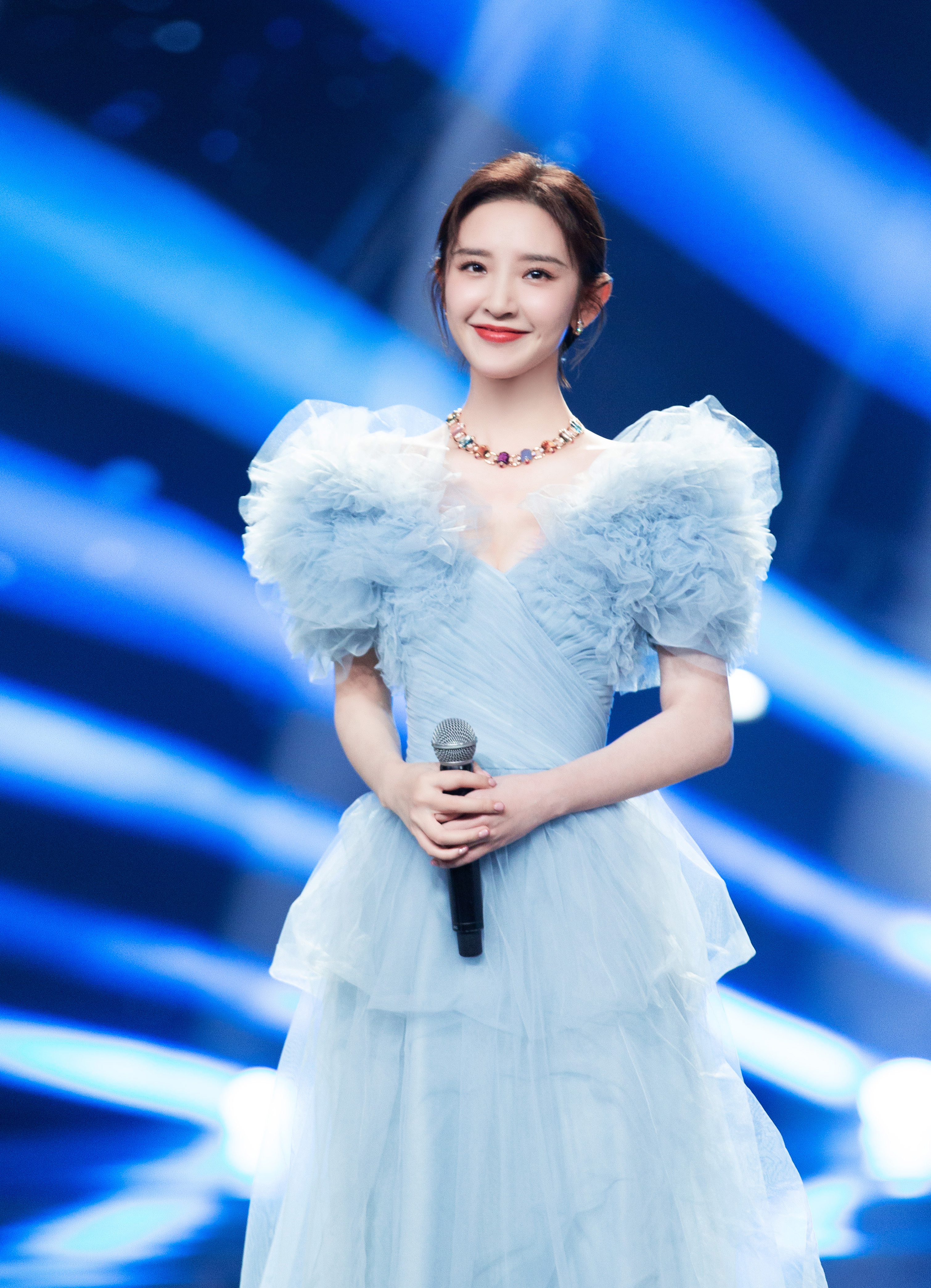 唐艺昕一袭冰蓝色薄纱裙,就像冰雪公主一样!