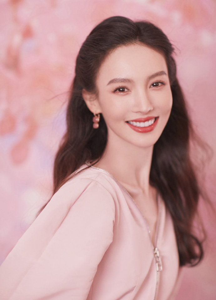金晨,粉色长裙宛若仙子,笑容灿烂,甜美十足!
