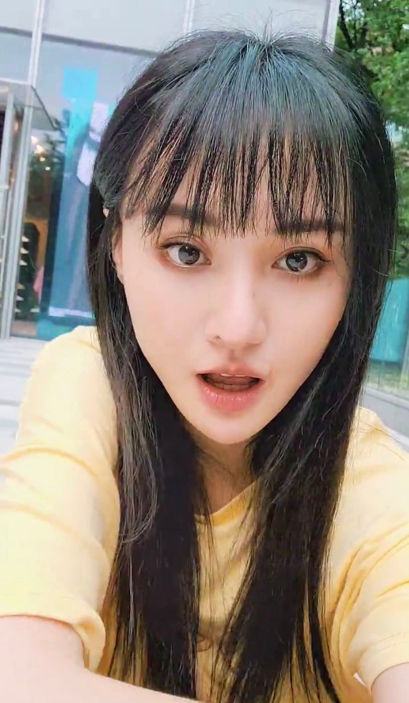 网友偶遇郑爽路边自拍,搞怪特效难掩女神气质,简单搭配超接地气