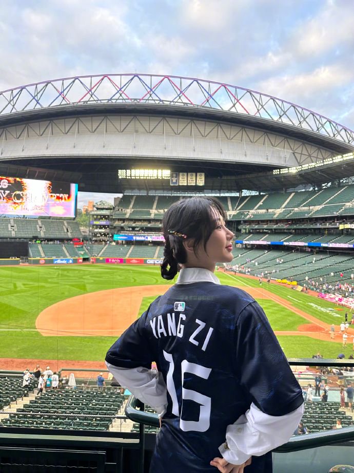组图:杨紫现身观看mlb全明星赛 穿棒球服扎俩小辫元气满满