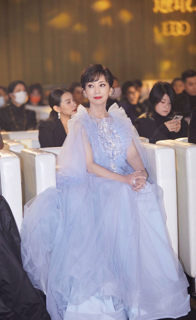 赵雅芝出席搜狐时尚盛典优雅大气 着紫纱礼服笑容明媚