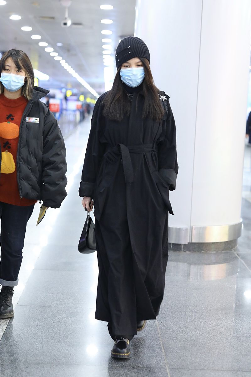 春夏街拍:黑色长风衣搭配prada cleo腋下包酷劲十足