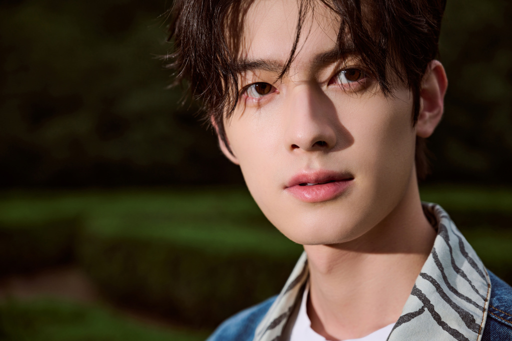 陈鹤一22岁生日写真释出 清爽少年融入大自然