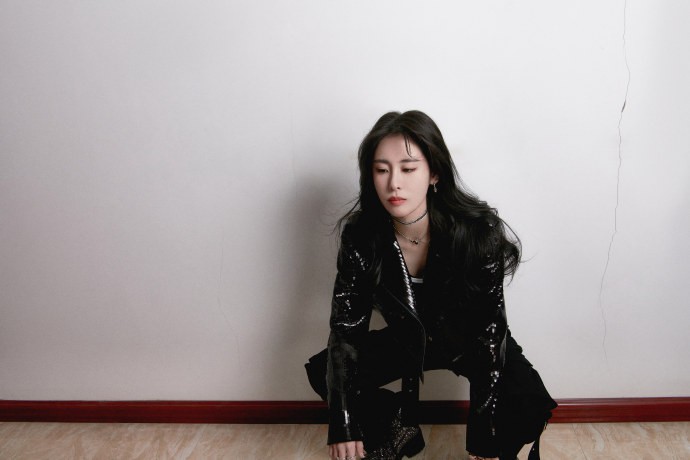 张碧晨黑色皮衣好酷