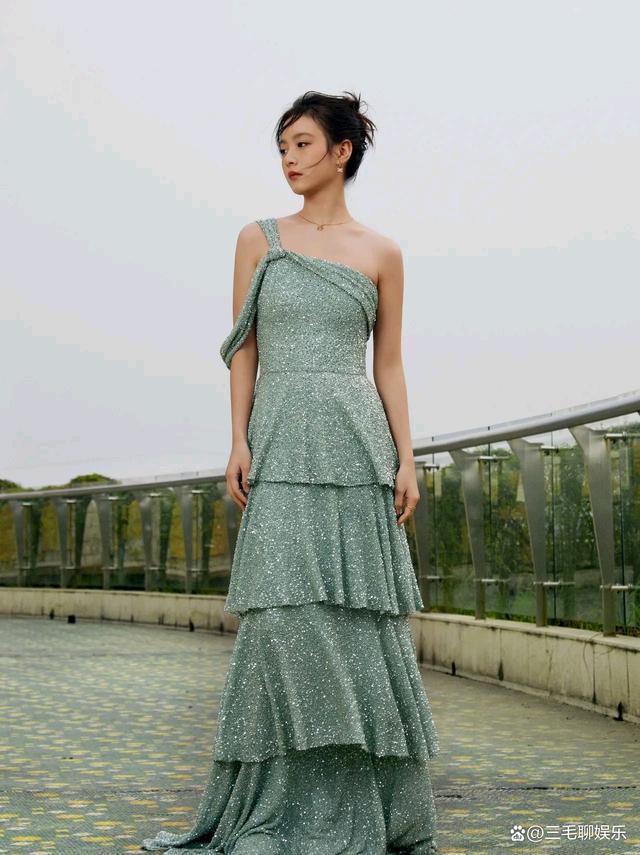 李庚希优雅长裙尽显成熟气质