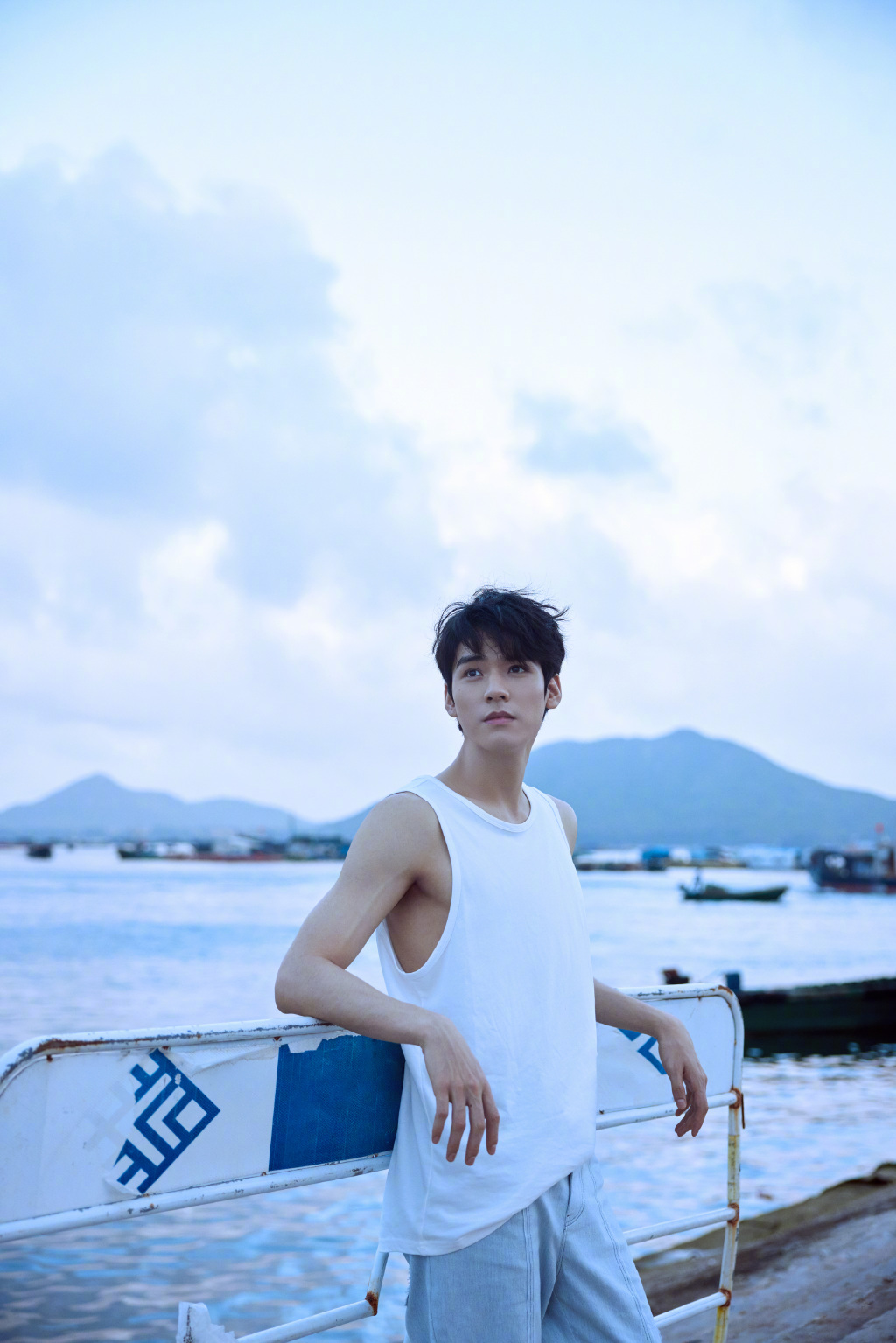 龚俊夏日清爽海边随拍,白背心,牛仔裤,恰好的肌肉线条