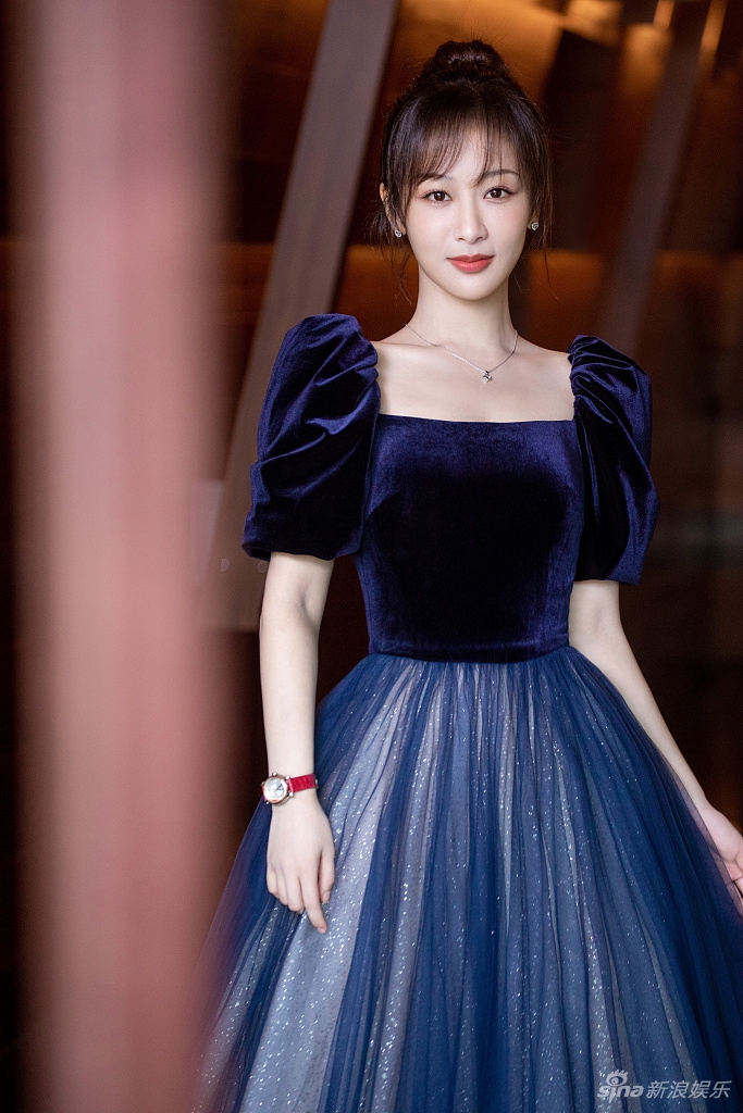 组图:杨紫方领泡泡袖丝绒裙高贵优雅 钢琴前微笑双眸灵动