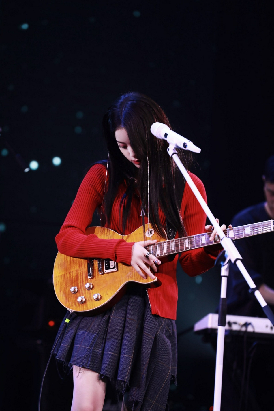 组图:欧阳娜娜摇滚风造型又酷又美 吉他在手尽显音乐少女本色