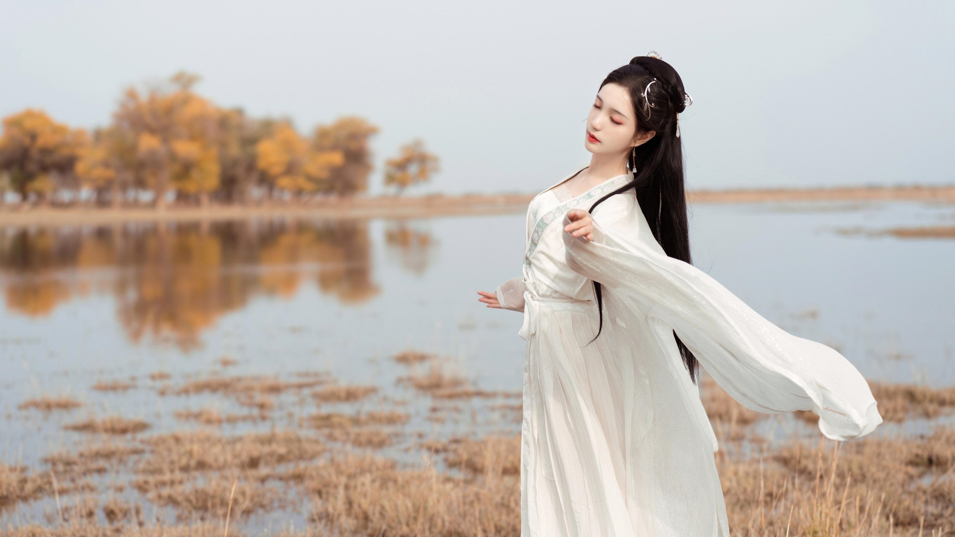 汉服美少女,郊外清新迷人写真照,宛如掉落人间的仙女,魅力四射