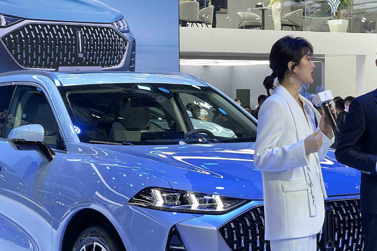 "华为公主"姚安娜闪现上海车展