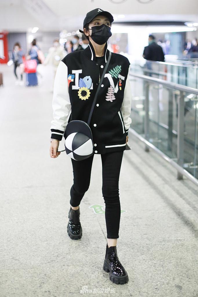 组图:麦迪娜戴帽穿棒球服又美又酷 大步流星美腿纤细十足吸睛