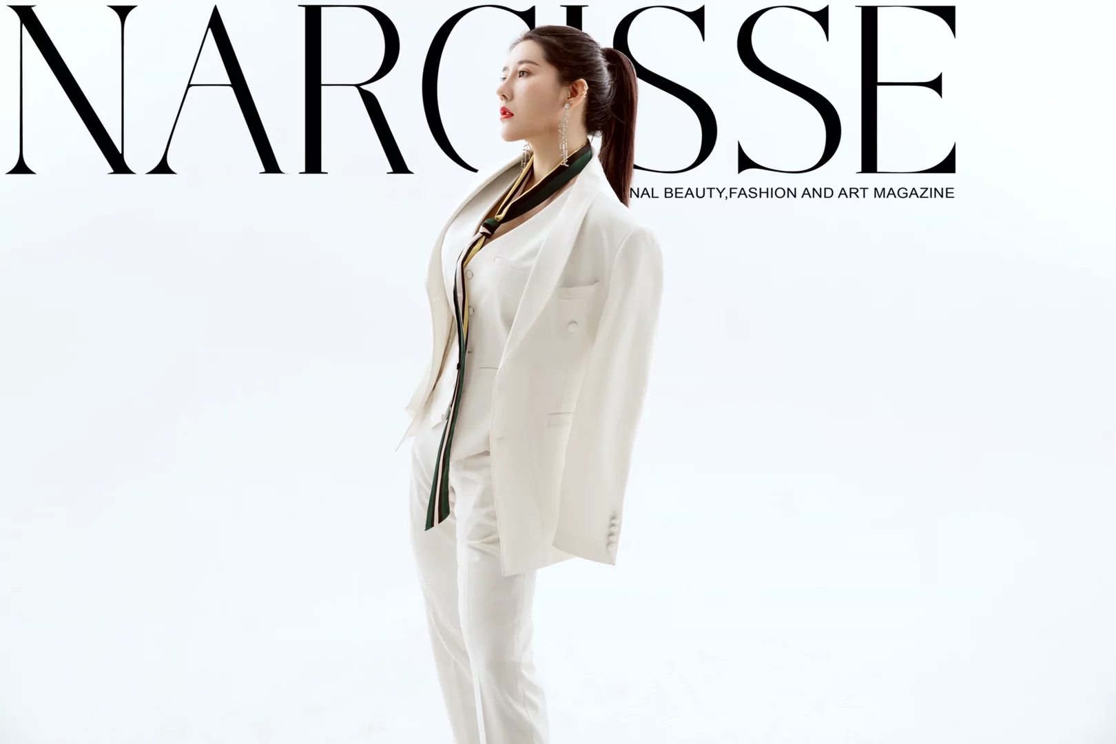 散打王星女郎刘太阳,一身白色西装太帅了