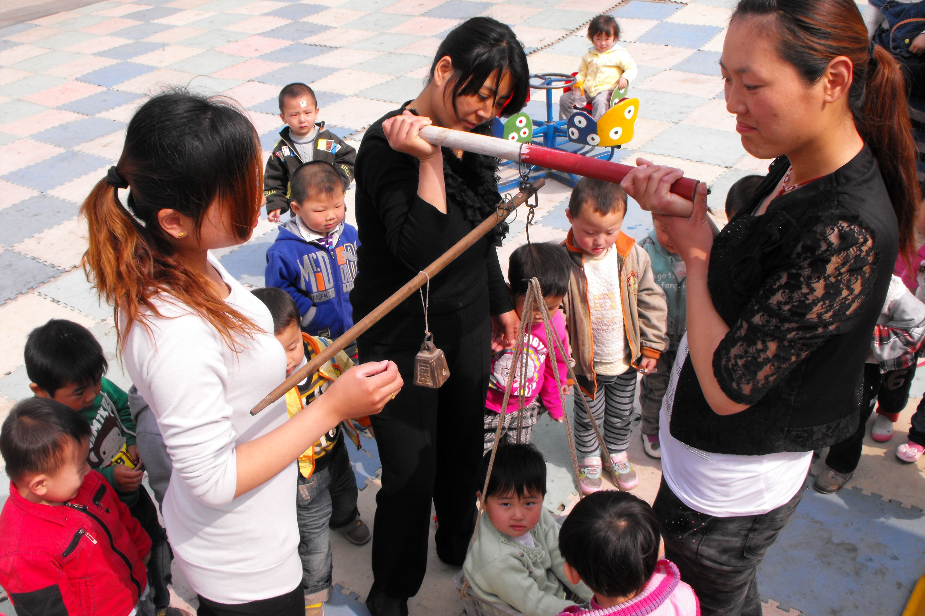 立夏"称人" 老办法给孩子称体重