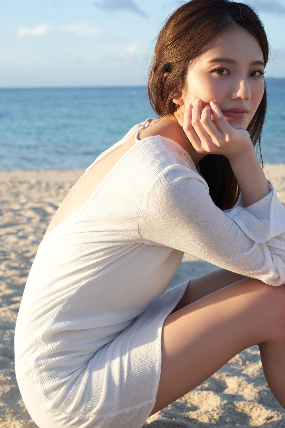 日本美少女伊东纱冶子海边写真照,每一张都十分精彩,魅力四射