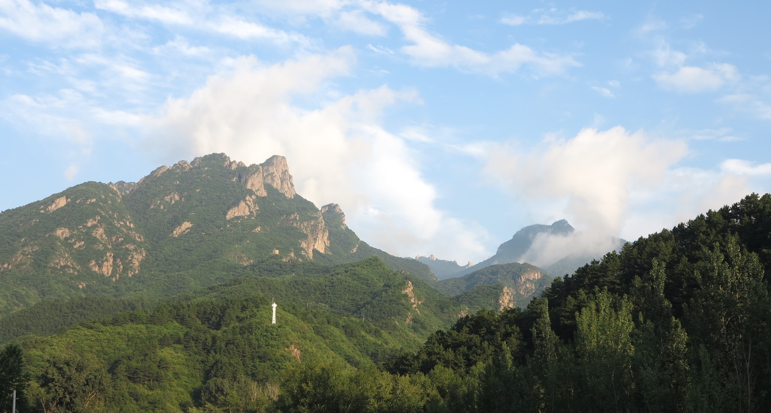 北京密云雾灵山下的遥桥峪村,山美水美古堡美,还是避暑好去处
