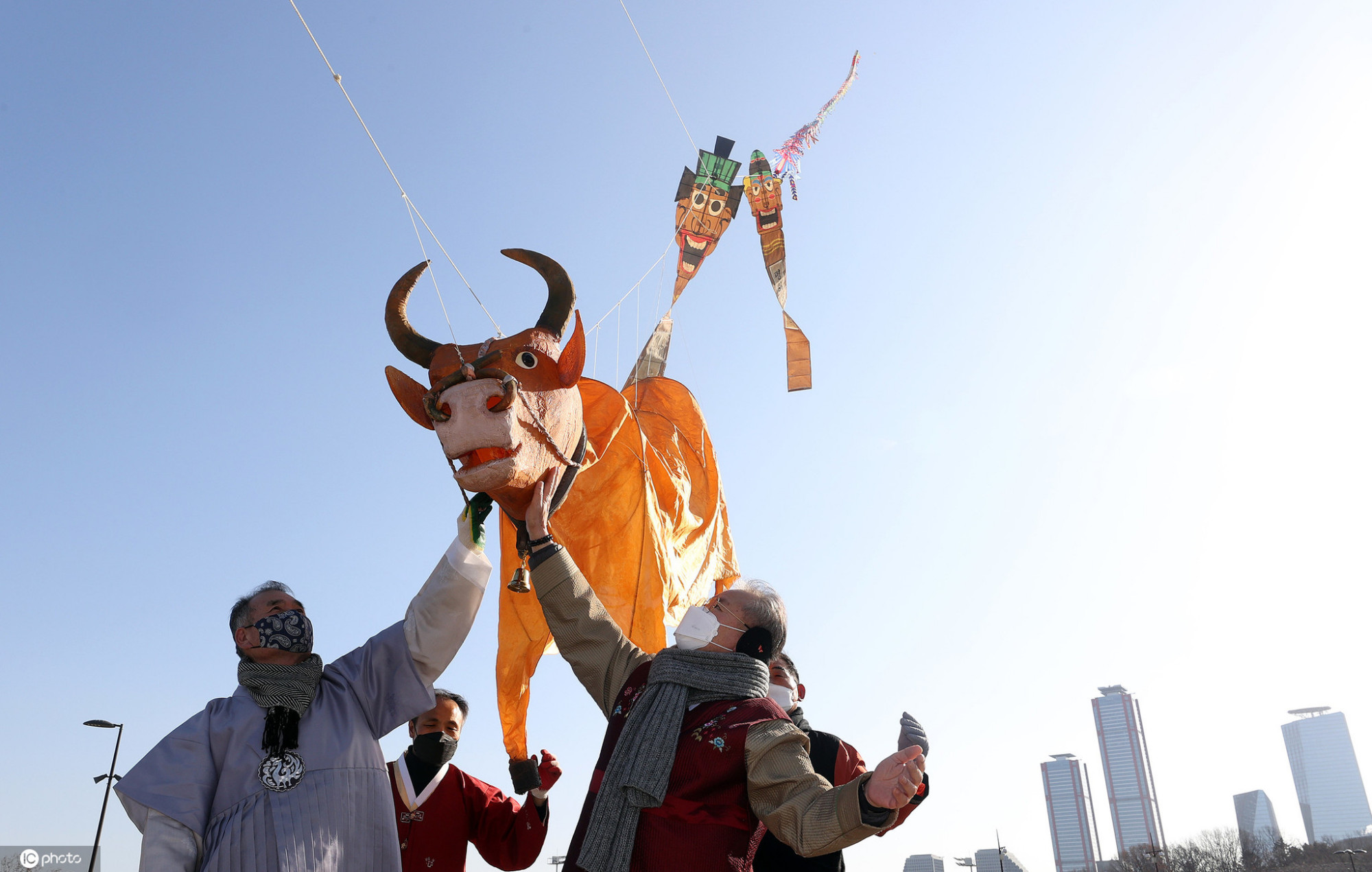 新年牛气冲天!韩国民众放飞"牛"风筝