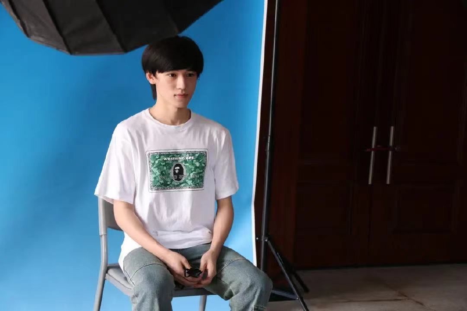 组图:宋亚轩入学中戏拍摄证件照 打扮清爽坐姿端正笑容满满