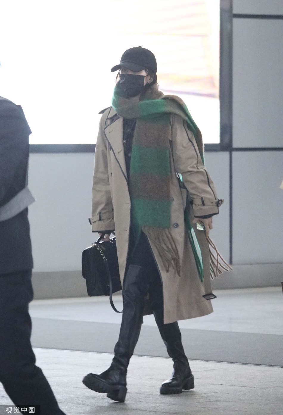 组图:杨幂着风衣搭绿色围巾出行 手提精致黑包走路带风酷飒十足