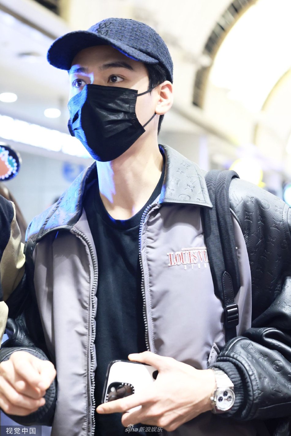组图:龚俊结束巴黎时装周行程回国 棒球帽配夹克帅气俊朗