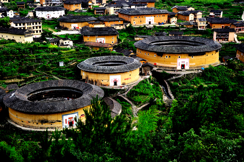 客家土楼被誉为东方古城堡,历史文化气息浓厚,值得一游