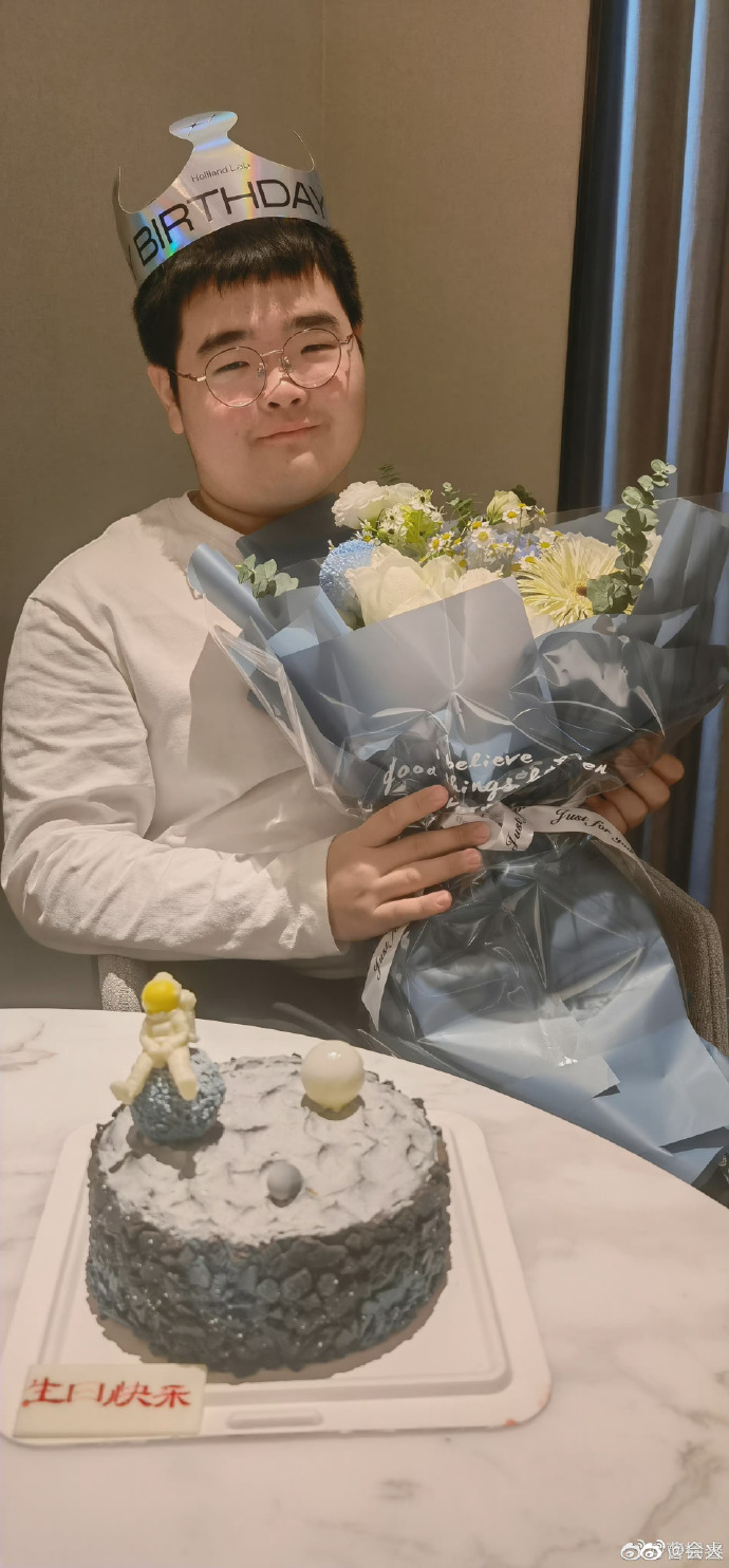 组图:《乡村爱情》谢飞机近照曝光 网友称其是"等比例长大"