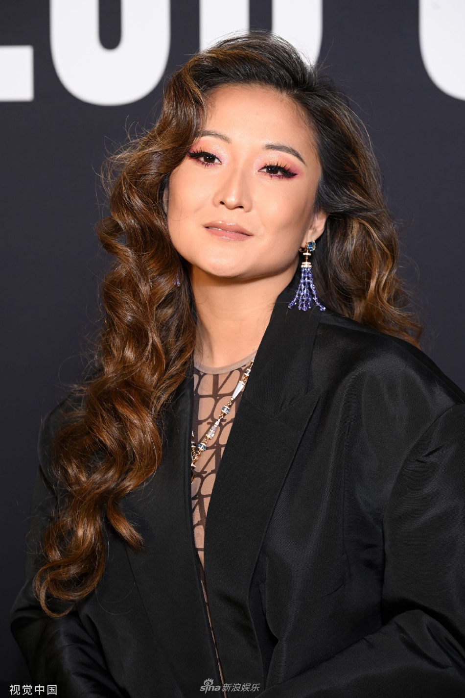 组图:演员艾什莉-朴出席时装秀 黑西装配渔网袜干练性感