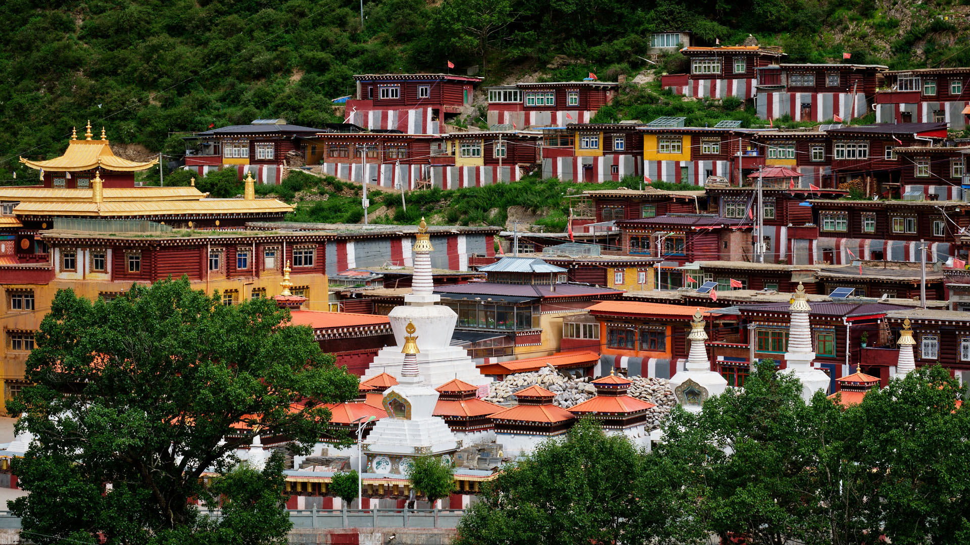 扁担舟旅行摄影《康藏著名萨迦传承——吉祥瓦拉寺》