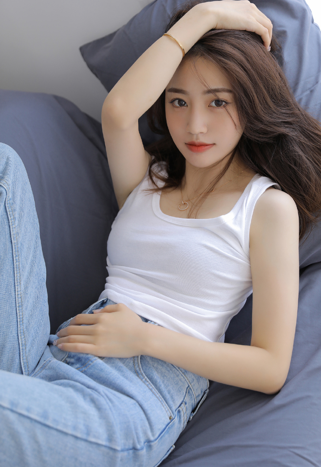 清纯性感小背心的美女,风采动人,甜美的微笑,阳光般温暖人心