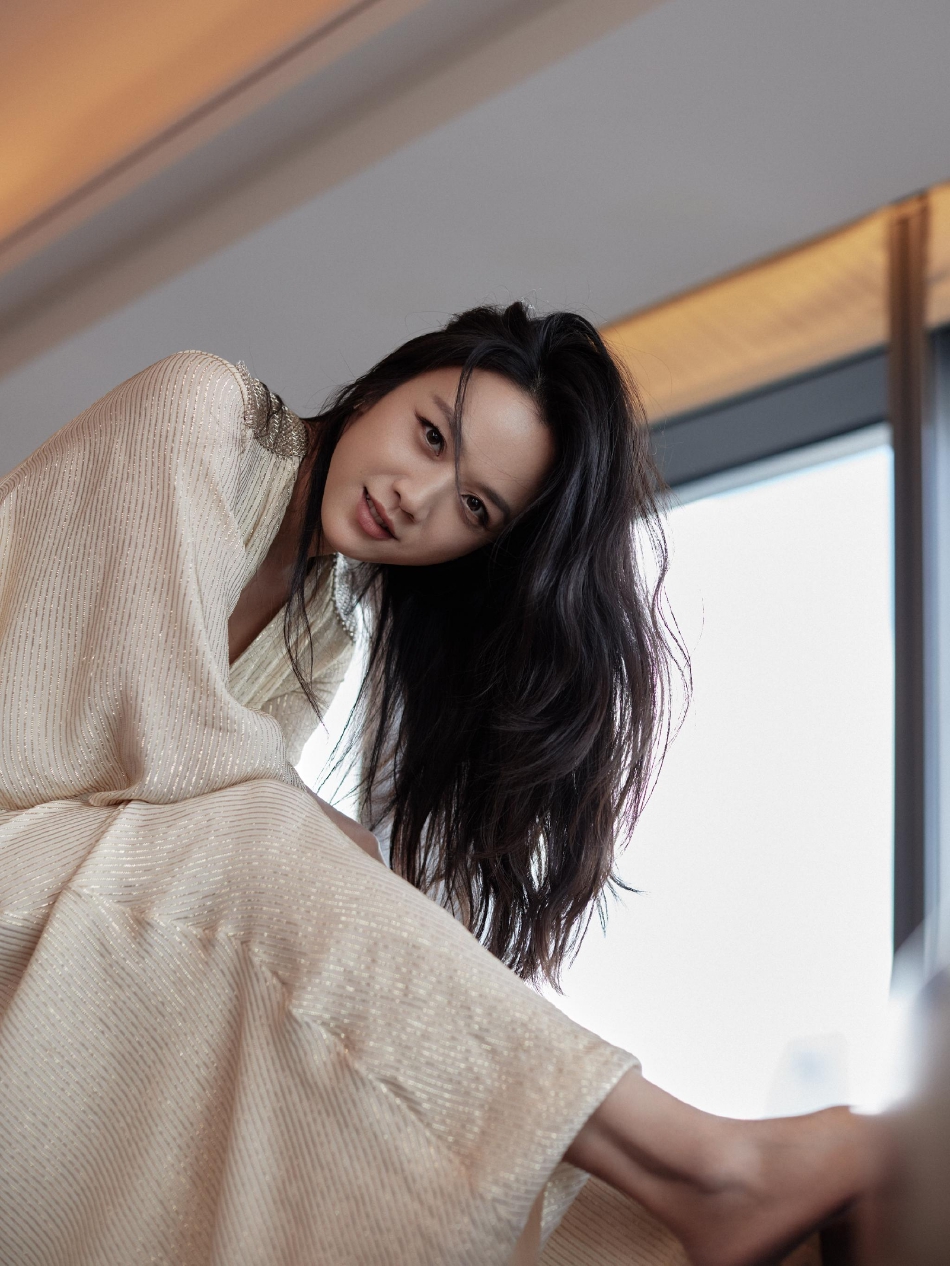 组图:汤唯波浪卷长发氛围照曝光 穿黑西装米色裙知性优雅