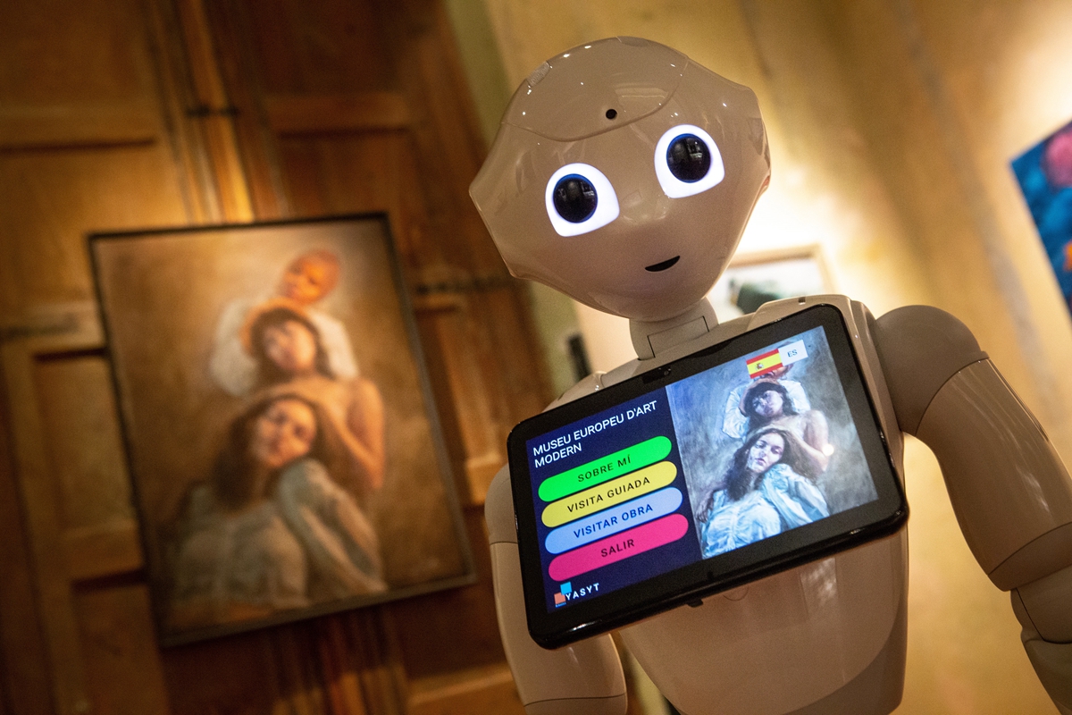 和人类抢饭碗?西班牙首个机器人向导在博物馆上岗