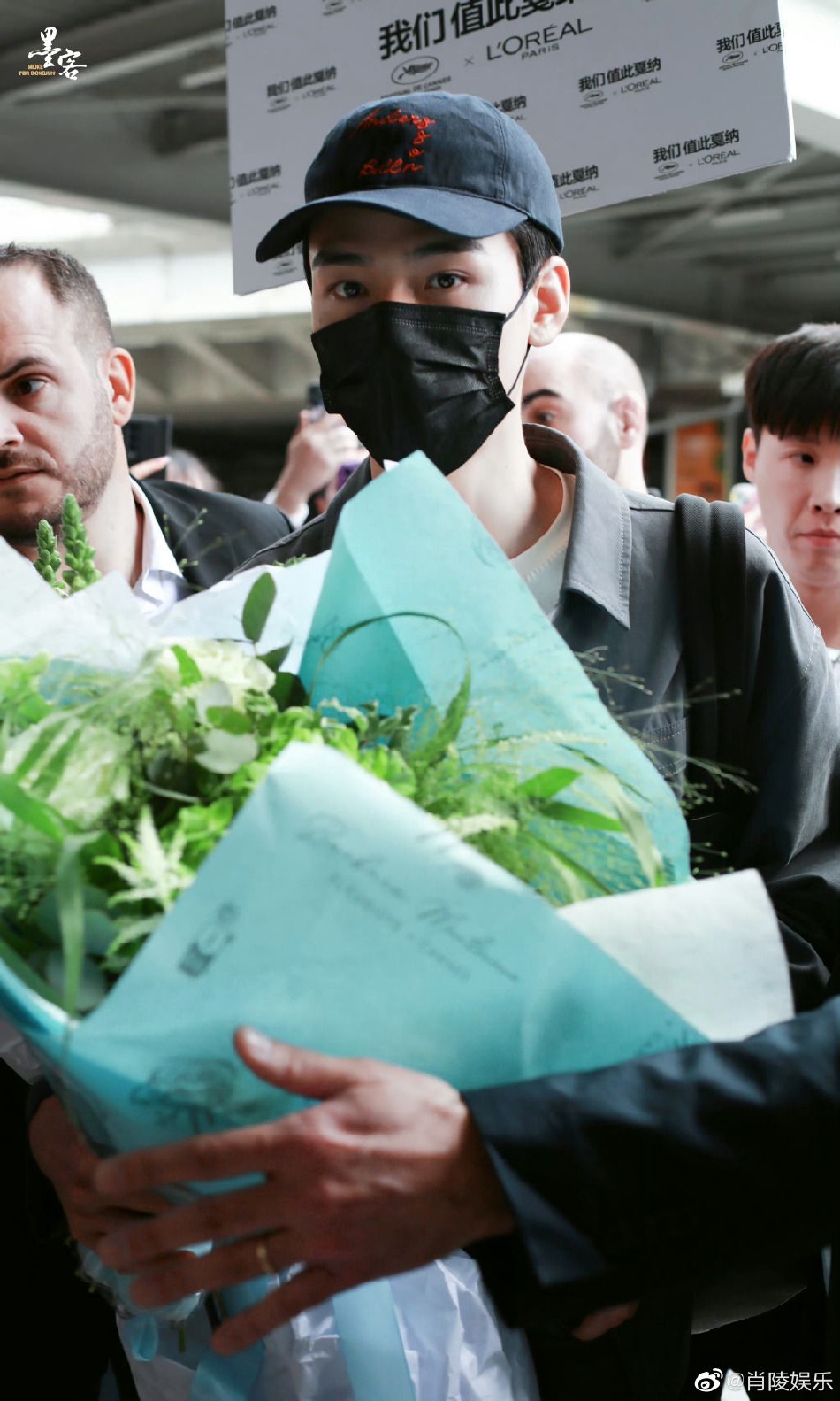 组图:龚俊抵达法国戛纳获粉丝送花束 牛仔造型戴棒球帽清新简约