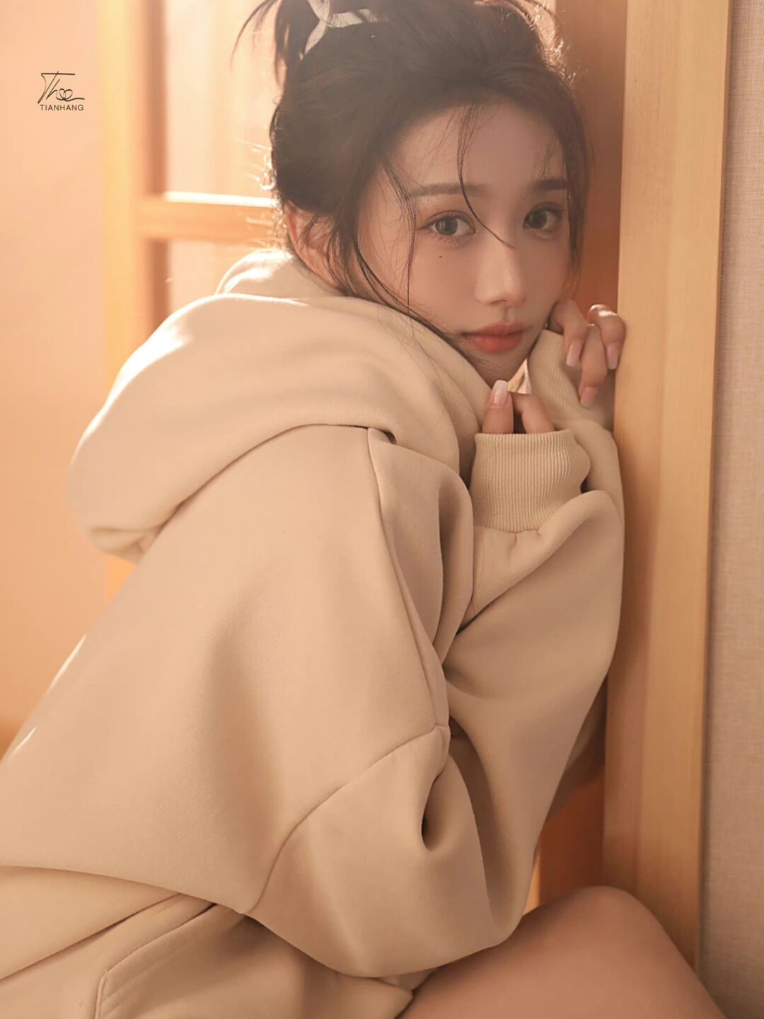 长相漂亮的美女穿一件普通米白色卫衣外套,灵动又柔美,漂亮吗?