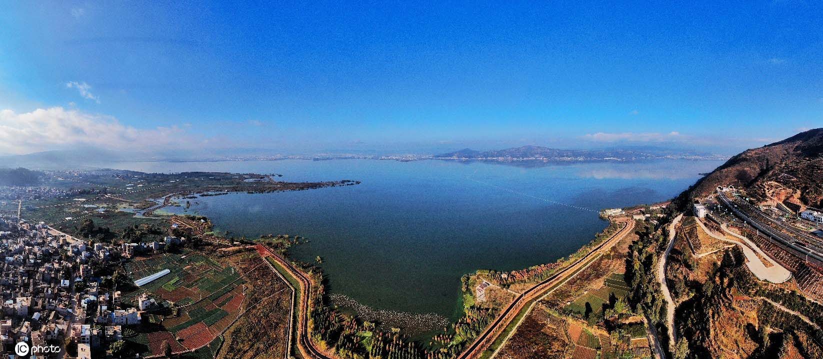 航拍云南江川星云湖天蓝水碧波光远