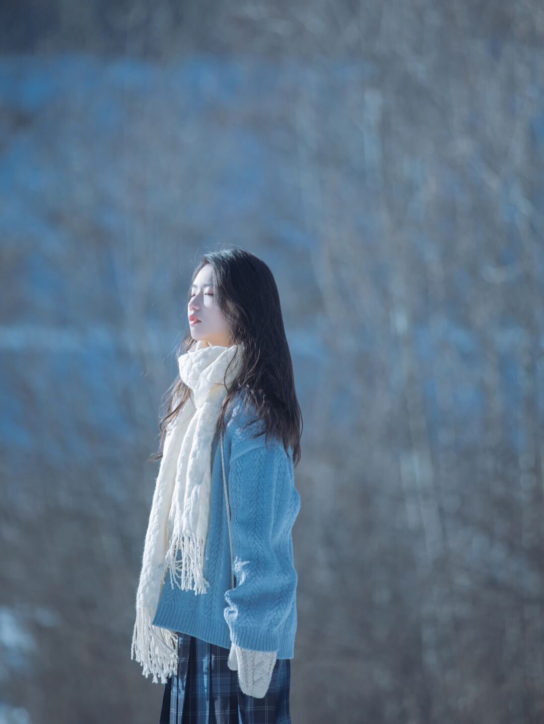 冬季雪景中的美女有种别样的美