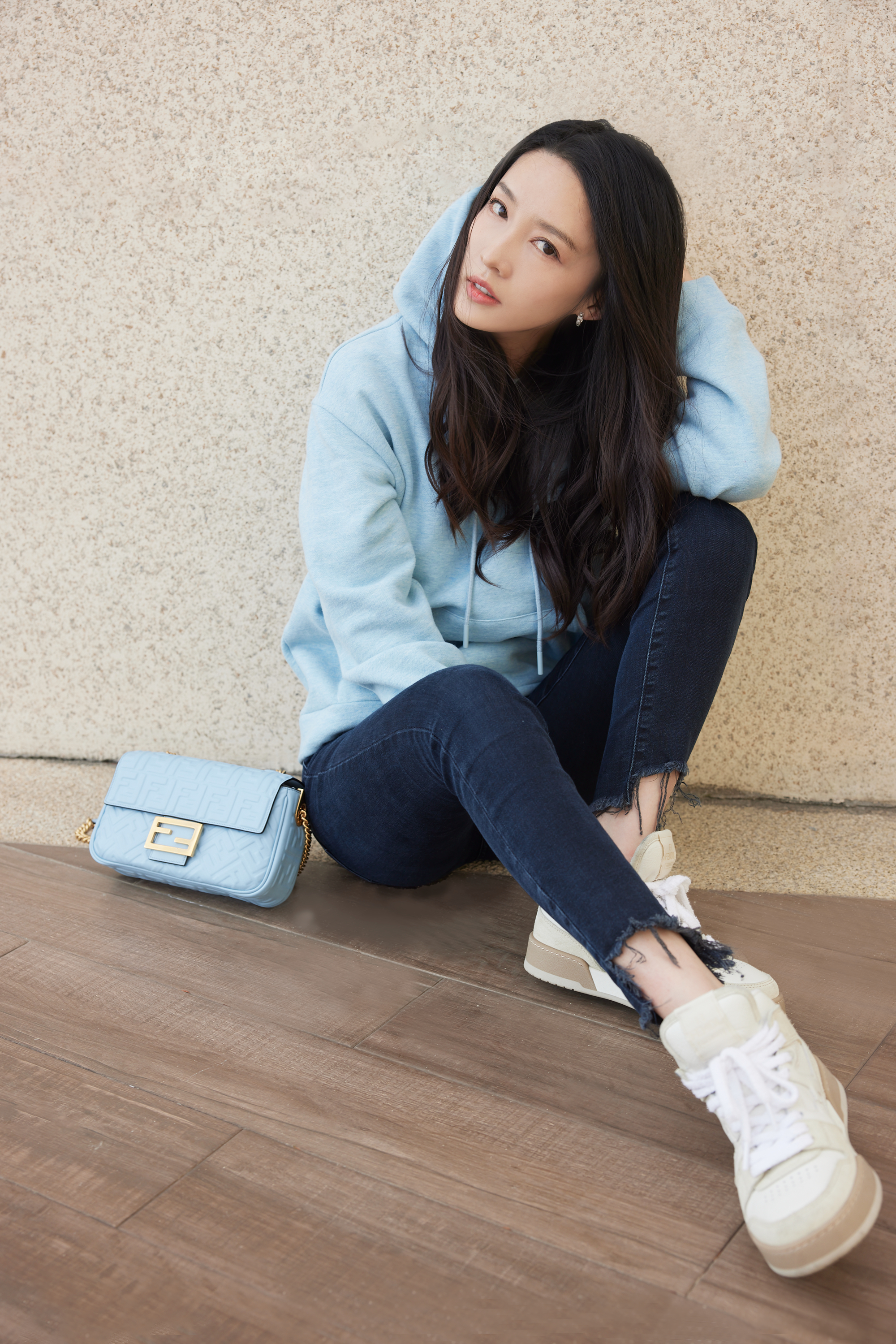 李沁 随性自在,一抹治愈的蓝,勾勒冬日的美好