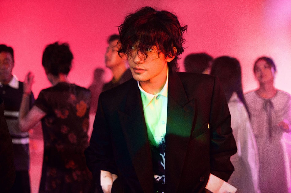 组图:易烊千玺《刘艳芬》写真大片 长卷发碎胡茬散发复古成熟魅力