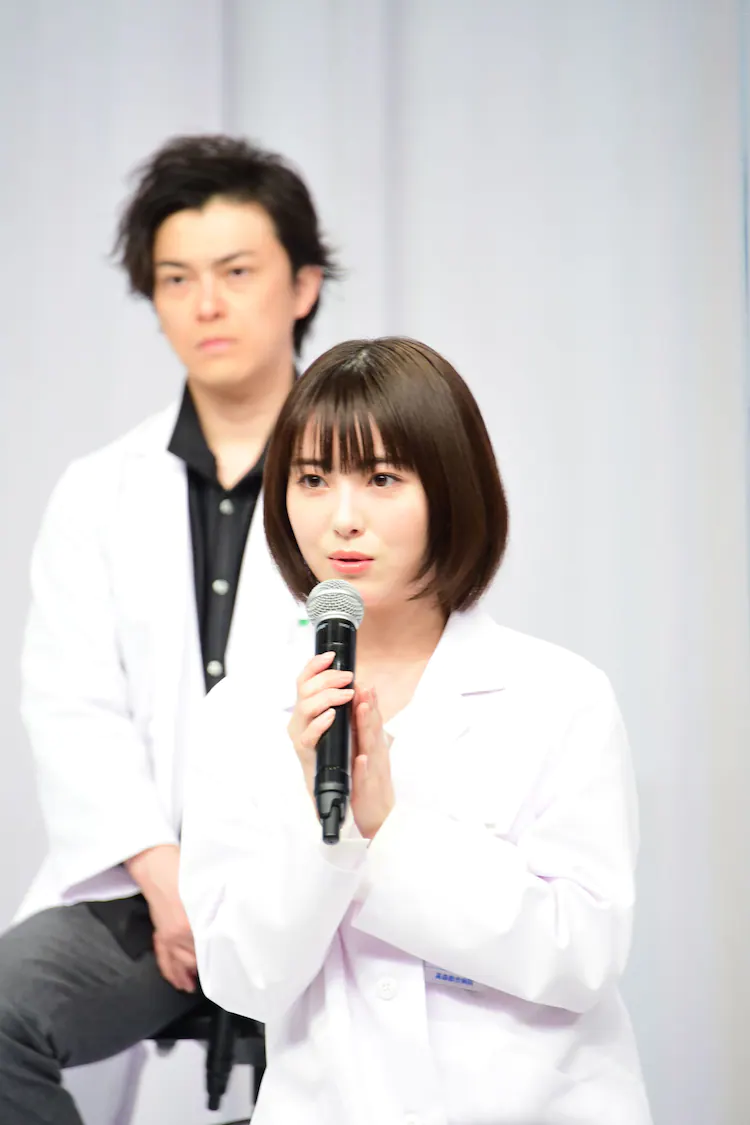 组图:滨边美波新剧《doctor white》采访会 身穿白大褂亮相