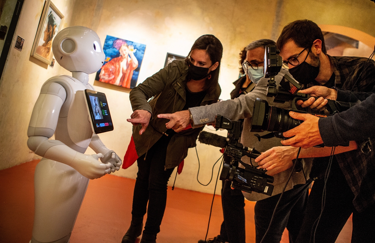 和人类抢饭碗?西班牙首个机器人向导在博物馆上岗