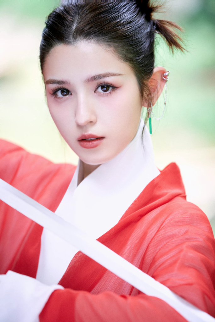 哈妮克孜红衣造型写真释出 化身英姿飒爽女侠客