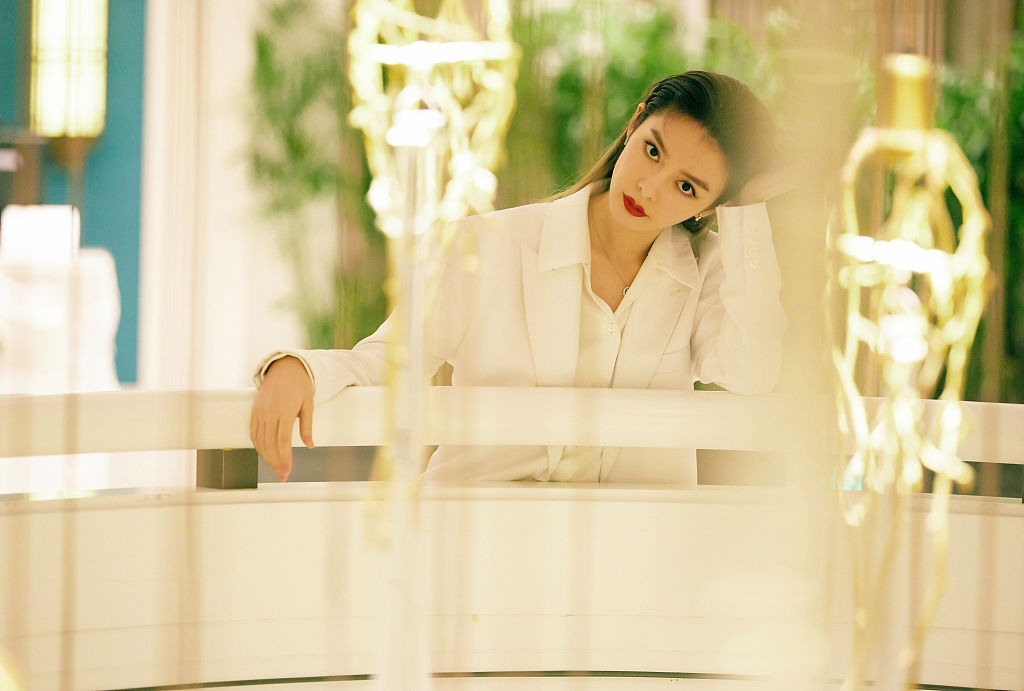 傅菁白色西装飒气满分 披肩发红唇惹眼眼神凌厉