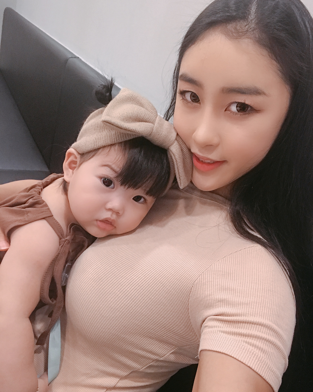 韩国最美辣妈街上遛娃,好身材不输超模,网友:这样的妈妈在哪认