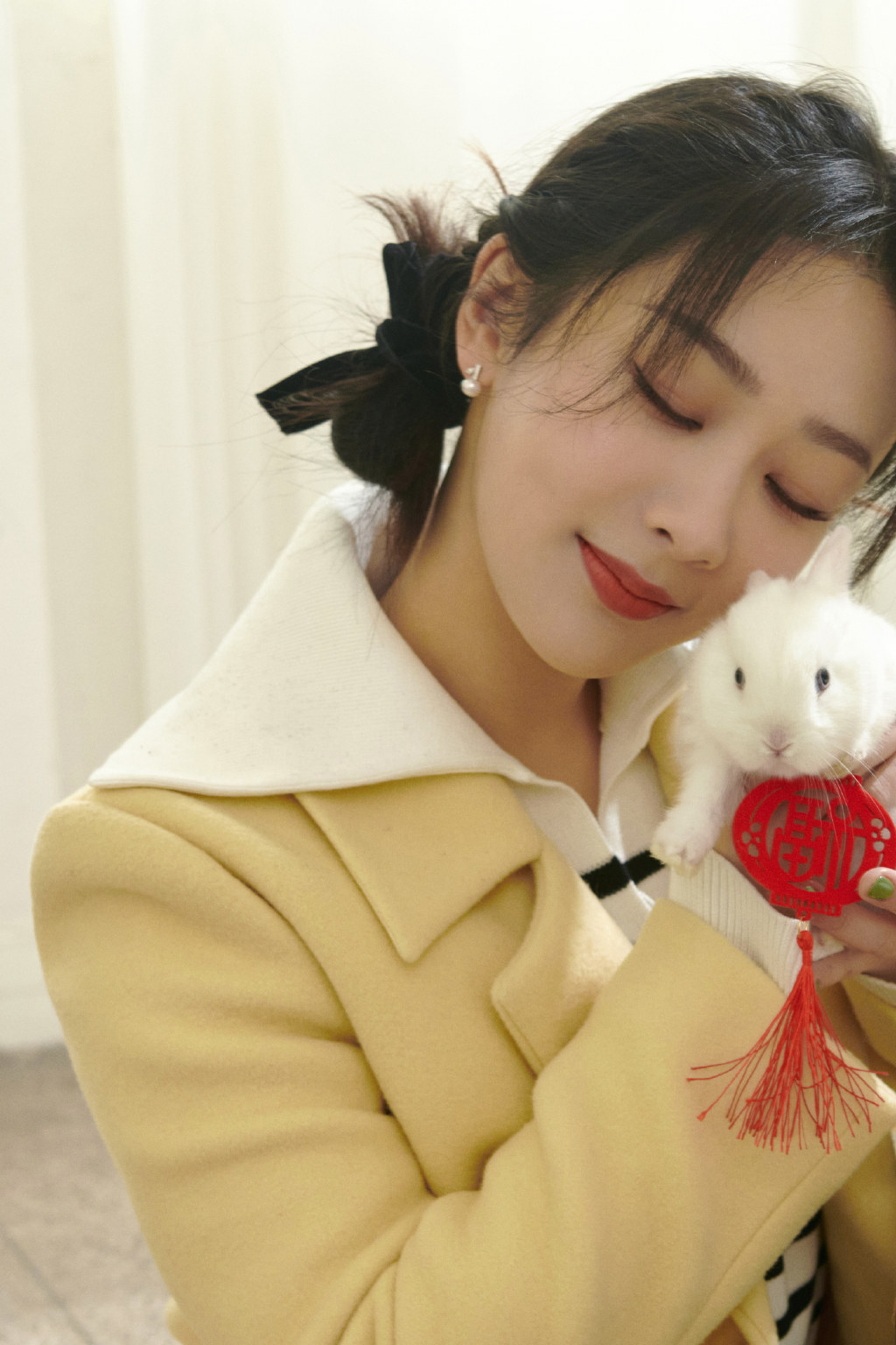 杨紫初七兔子写真,鹅黄色大衣,秀丽丸子头,怀抱着小兔子好可爱